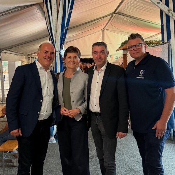 V.l.n.r. Bürgermeister Andreas Moser, Bundesrätin Barbara Prügl, Obmann Andreas Pichler, Sektionsleiter Bernd Karner V.l.n.r. Bürgermeister Andreas Moser, Bundesrätin Barbara Prügl, Obmann Andreas Pichler, Sektionsleiter Bernd Karner